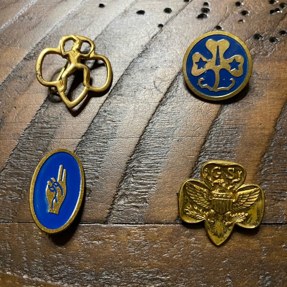 Vintage Lot of 4 Assorted Girl Scout Pins 60’s Condition: preowned 588